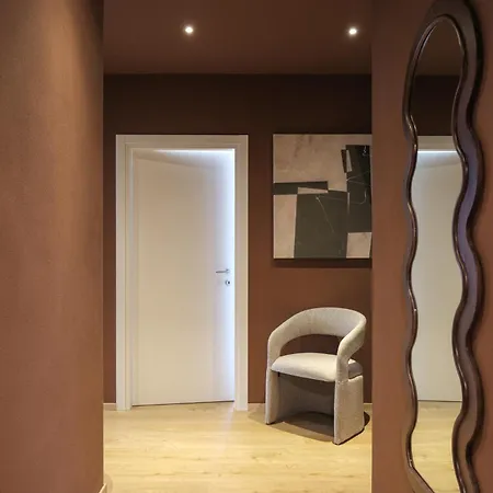 Prestige Main - Just 30 Seconds Walk To Bernina Express Appartamento