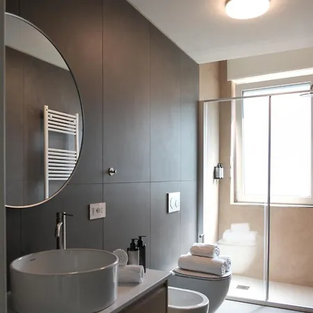 Prestige Main - Just 30 Seconds Walk To Bernina Express Appartamento